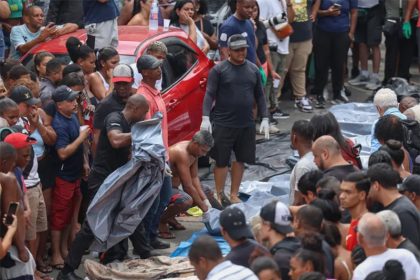 Moradores enfileiraram corpos em praça da Penha, no Rio: resultdo de megaoperação contra o Comando Vermelho (Foto: Tomaz Silva/ABr)