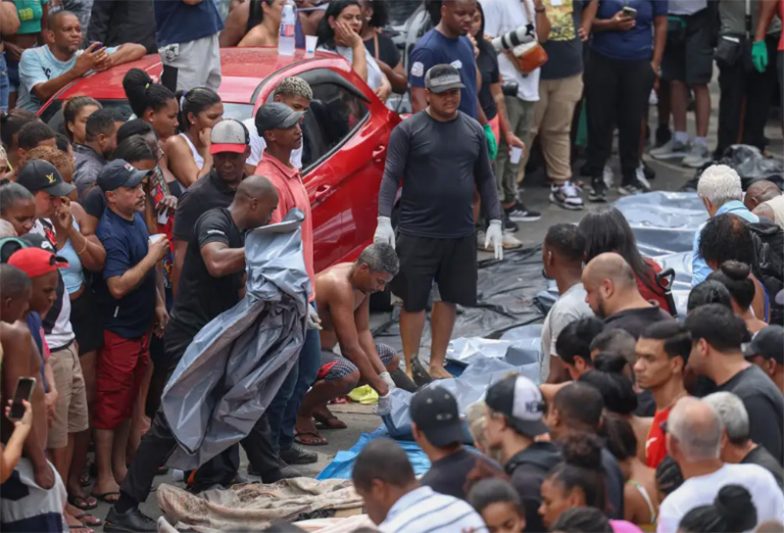 Moradores enfileiraram corpos em praça da Penha, no Rio: resultdo de megaoperação contra o Comando Vermelho (Foto: Tomaz Silva/ABr)