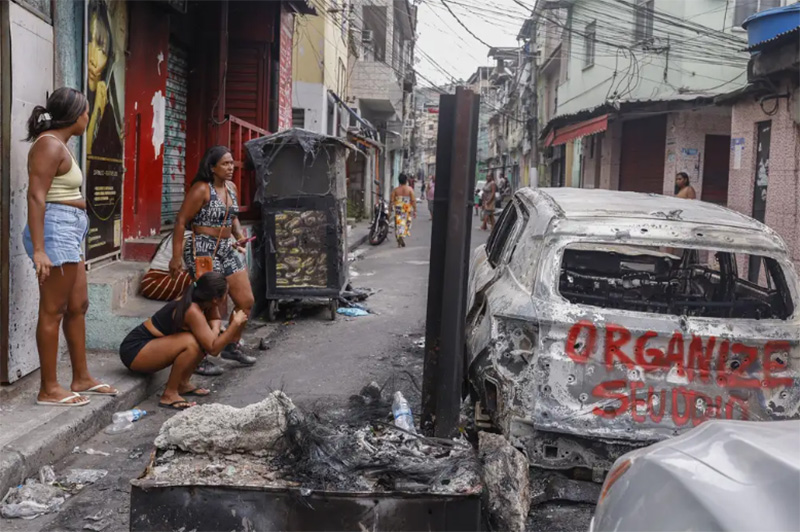 Carros incendiados e moradores assustados: cenário de guerra no Rio (Foto: Tânia Rêgo-ABr)