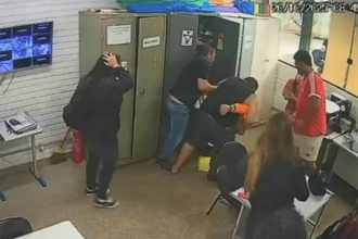 Alunos registraram momento em que pai de aluna ataca professor (Imagem: WhatsApp/Reprodução)