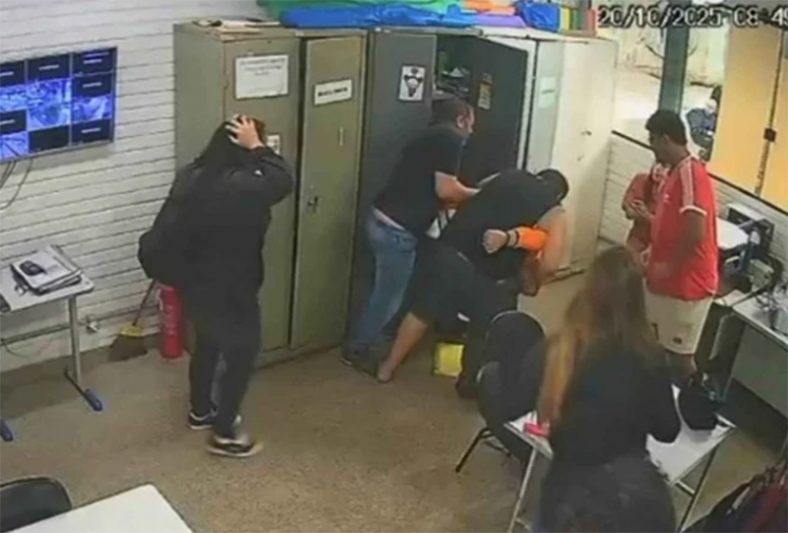 Alunos registraram momento em que pai de aluna ataca professor (Imagem: WhatsApp/Reprodução)