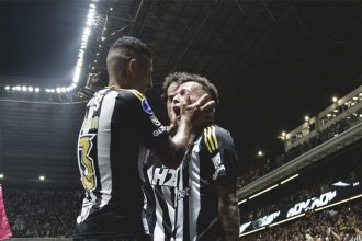Jogadores abraçam Bernard que marcou um dos gols do Atlético-MG (Foto: Pedro Souza/Atlético-MG)