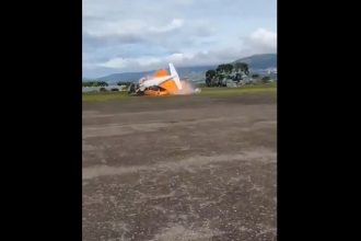 Momento em que o avião cai e explode na pista (Imagem: YouTube/Reprodução)
