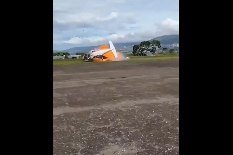 Momento em que o avião cai e explode na pista (Imagem: YouTube/Reprodução)