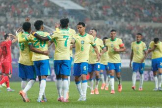 Jogadores da seleção se confraternizaram ao final da partida (Foto: Rafael Ribeiro/CBF)