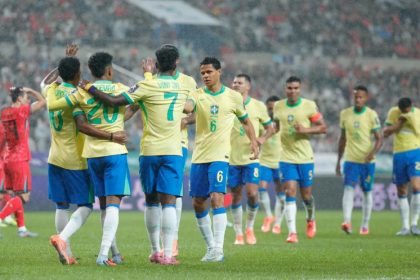 Jogadores da seleção se confraternizaram ao final da partida (Foto: Rafael Ribeiro/CBF)