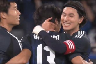Jogadores do Japão comemoram gol em vitória contra a seleção brasileira (Imagem: GE/YouTube/Reprodução)