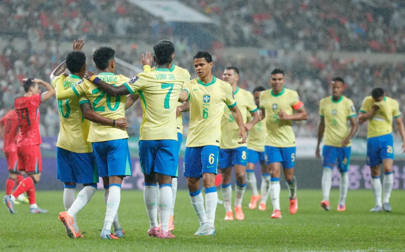 Jogadores da seleção se confraternizaram ao final da partida (Foto: Rafael Ribeiro/CBF)