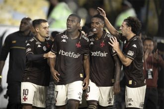 Jogadores comemoram gol de Ryan, o primeiro na vitória do Vasco (Foto: Matheus Lima/Vasco)