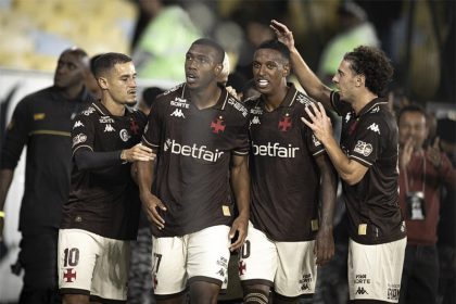 Jogadores comemoram gol de Ryan, o primeiro na vitória do Vasco (Foto: Matheus Lima/Vasco)