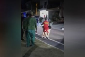 Briga foi registrada por moradores e divulgada nas redes sociais (Imagem: WhatsApp/Reprodução)