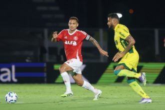 Mirassol (de amarelo) manteve invencibilidade em casa contra o Internacional (Foto: Ricardo Duarte/Internacional)