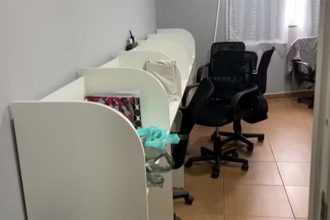 Sala onde funcionava central telefônica para enganar fiéis foi desativada (Foto: PC-RJ/Divulgação)