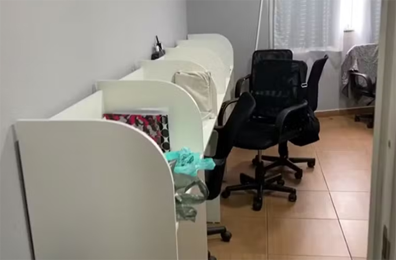 Sala onde funcionava central telefônica para enganar fiéis foi desativada (Foto: PC-RJ/Divulgação)