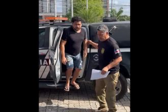 Momento em que Rosinaldo Bual chegou à delegacia (Foto: Thiago Gonçalves/AM ATUAL)