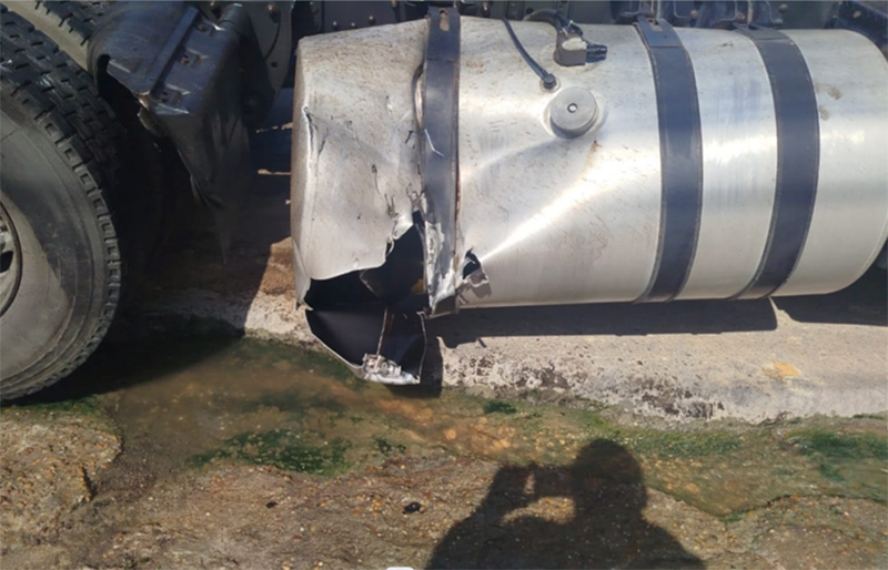 Tanque estourou e óleo diesel escorreu pela pista (Foto: WhatsApp/Divulgação)