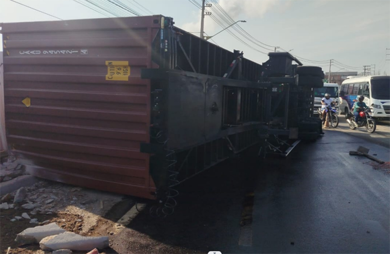 Carreta tombou com contêiner e bloqueou trecho de avenida (Foto: WhatsApp/Divulgação)