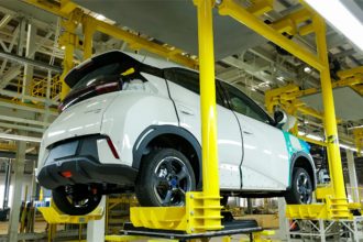 Carro em linha de montagem da BYD: investimento em transição energética no Brasil (Foto: BYD/Divulgação)