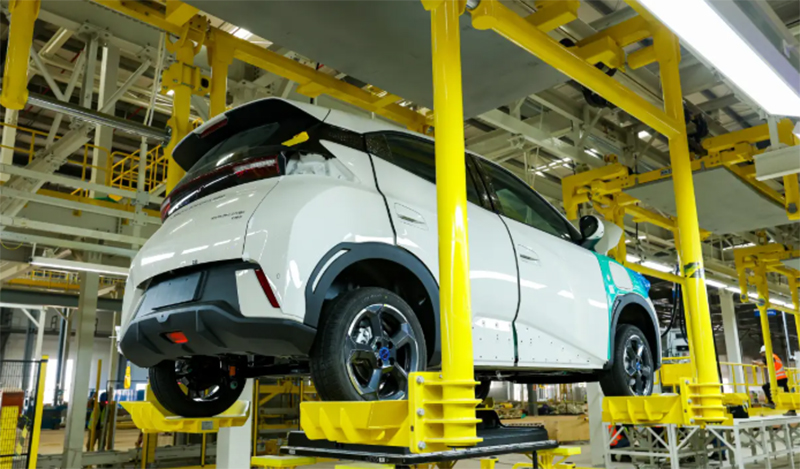 Carro em linha de montagem da BYD: investimento em transição energética no Brasil (Foto: BYD/Divulgação)