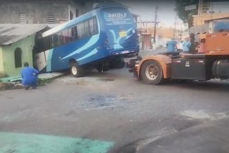 Micro-ônibus destruiu a fachada da casa; ninguém ficou ferido (Imagem: WhatsApp/Reprodução)