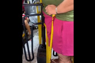 Bombeiros cortaram a base da catraca para liberar a mulher (Imagem: WhatsApp/Reprodução)