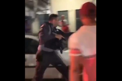 Momento em que policial militar encara moradores em rua na zona oeste de Manaus (Imagem: WhatsApp/Reprodução)