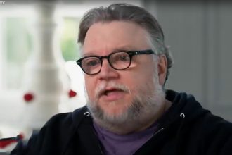 Guilhermo del Toro elogia cinema brasileiro. Cineasta mexicano lança nova versão de Frankenstein (Imagem: VBC News/YouTube/Reprodução)