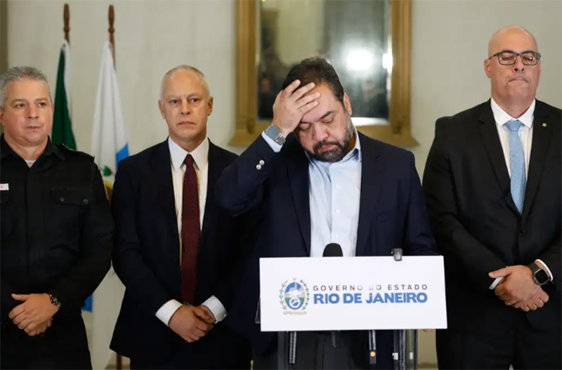 Cláudio Castro com o comandante da PM, coronel Marcelo de Menezes, de Polícia Civil, Felipe Curi, e de Segurança Pública Victor dos Santos (Foto: Fernando Frazão/ABr)