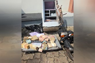 Dinheiro encontrado em cofre do vereador Rosinaldo Bual (Foto: Thiago Gonçalves/AM ATUAL)