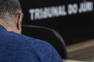 Filogonio Ribeiro ao ouvir a sentença de prisão no julgamento (Foto: Raphael Alves/TJAM)