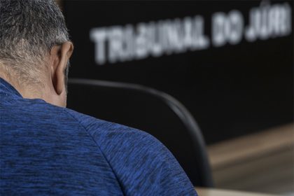 Filogonio Ribeiro ao ouvir a sentença de prisão no julgamento (Foto: Raphael Alves/TJAM)
