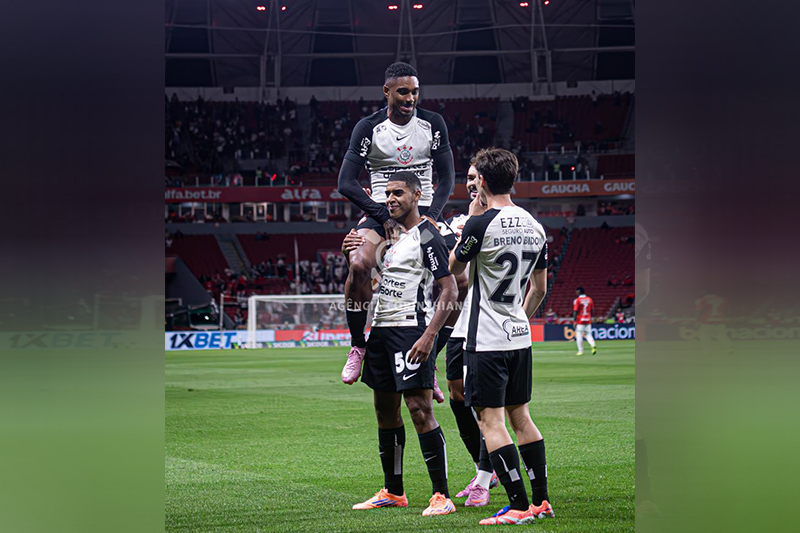 Vitinho, Gui Negão, Raniele, Breno Bidon ao comemorarem gol: Timão empatou com o Inter (Foto: Rodrigo Coca/Agência Corinthians)