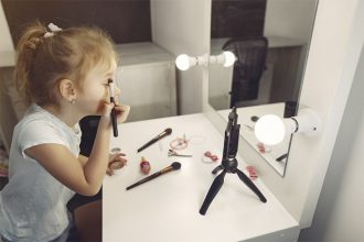 Criança se maquiando: exposição nas redes sociais com monetização é trabalho infantil (Foto: Banco d imagens/TRT-11)