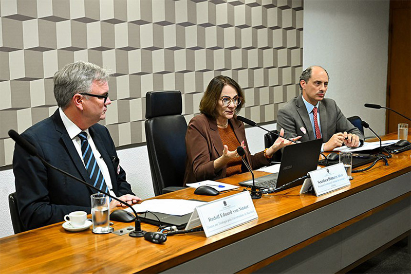 Senadora Damares Alves, que requereu o debate, entre Rudolf Eduard von Sinner Renato Gugliano Herani (Foto: Jefferson Rudy/Agência Senado)