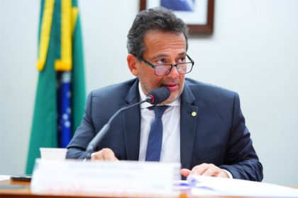 Deputado Ricardo Abrão, relator, incluiu mudança na Lei dos Planos de Saúde (Foto: Pablo Valadares/Agência Câmara)