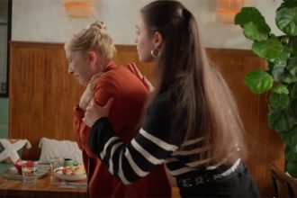 Além da manobra de Heimlich, técnica de desengasgo inclui pancadas nas costas (Foto: American Heart Association/Divulgação)