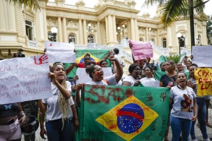 Mulheres protestam em frente à sede do Governo do Rio contra operação que deixou 121 mortos (Foto: Fernando Frazão/Agência Brasil)