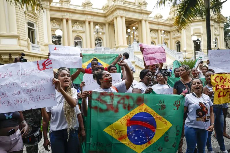 Mulheres protestam em frente à sede do Governo do Rio contra operação que deixou 121 mortos (Foto: Fernando Frazão/Agência Brasil)