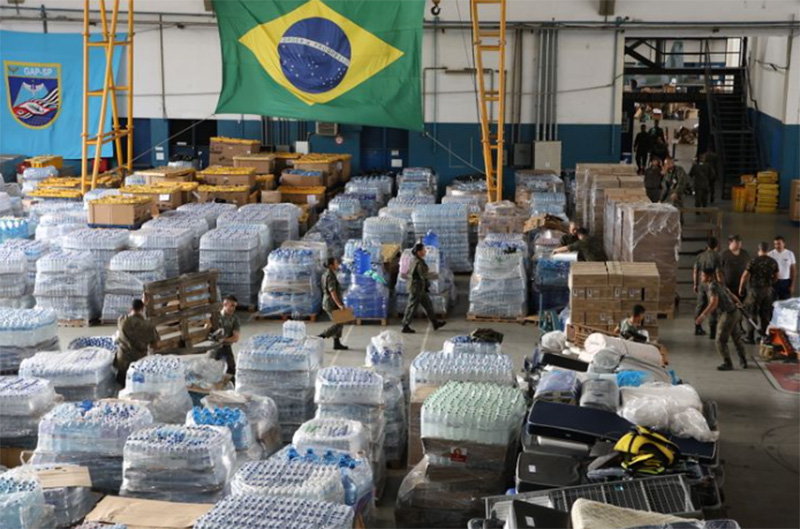 Donativos para desabrigados na cheia no Rio Grande do Sul: doação de empresas privadas (Foto: Rovena Rosa/ABr)