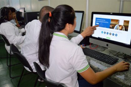 Estudantes usam computador em aula online: uso de IA na educação será definido pelo MEC (Foto: Ângelo Miguel/MEC)