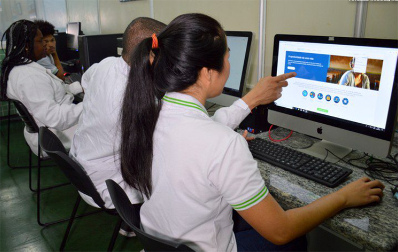 Estudantes usam computador em aula online: uso de IA na educação será definido pelo MEC (Foto: Ângelo Miguel/MEC)