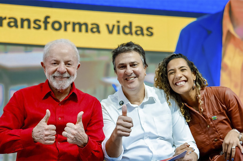 Presidente Lula com o ministro Camilo Santana (Educação) e a ministra Esther Dweck (Gestão e Inovação): críticas ao Congresso (Foto: Ricardo Stuckert/PR)