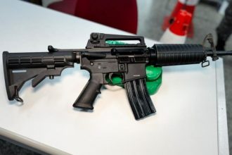 Fuzil encontrado com Diony Cruz: arma com alto poder de fogo (Foto: PC-AM/Divulgação)