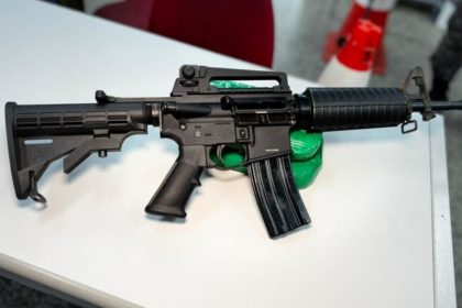 Fuzil encontrado com Diony Cruz: arma com alto poder de fogo (Foto: PC-AM/Divulgação)