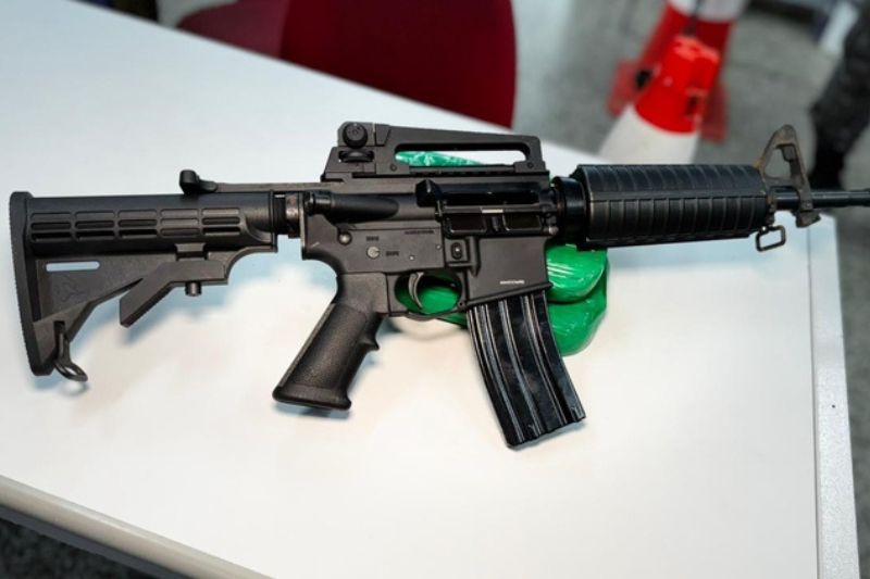 Fuzil encontrado com Diony Cruz: arma com alto poder de fogo (Foto: PC-AM/Divulgação)