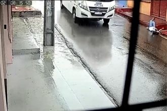 O acidente, que aconteceu enquanto chovia, foi registrado em vídeo captado por câmera de monitoramento (Foto: WhatsApp/Reprodução)