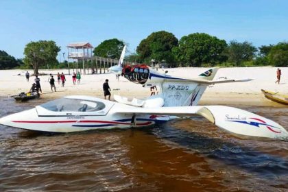 Avião anfíbio realizou pouso de emergência nas águas do rio Andirá, em Barreirinha (Foto: WhatsApp/Reprodução)