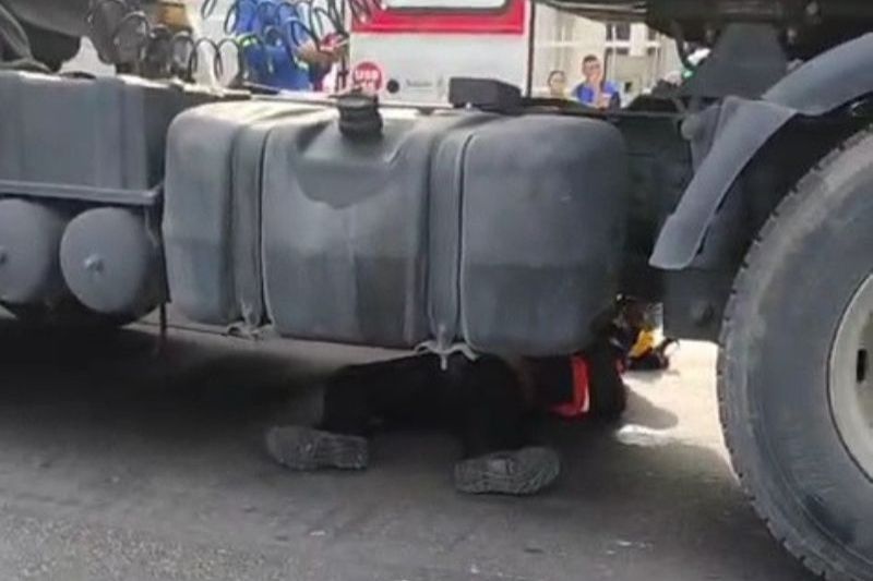 O passageiro, não identificado, caiu para baixo de uma carreta que circulava na via (Foto: WhatsApp/Reprodução)