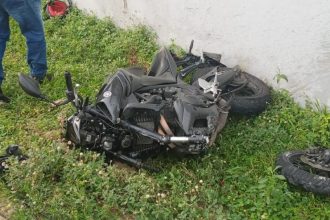 Testemunhas informaram à Polícia Militar que o condutor perdeu o controle da motocicleta (Foto: WhatsApp/Reprodução)