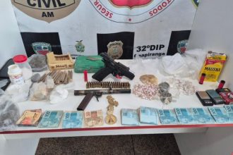 Porções de droga, dinheiro, armas e celulares foram apreendidos (Foto: Divulgação/PC-AM)